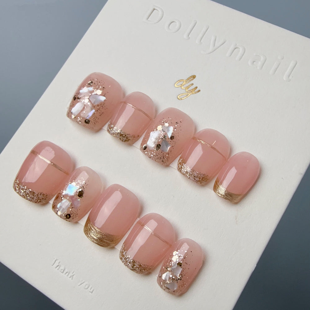 Dollynail 高貼合度高質感手工穿戴甲。Dollynail seamless fit premium handmade press-on nails with natural look.