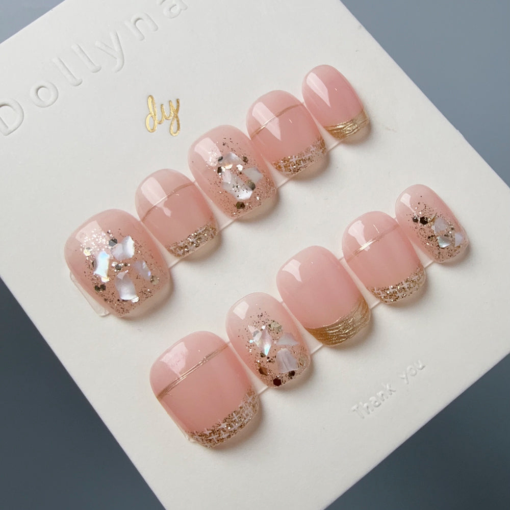 Dollynail 高貼合度高質感手工穿戴甲。Dollynail seamless fit premium handmade press-on nails with natural look.
