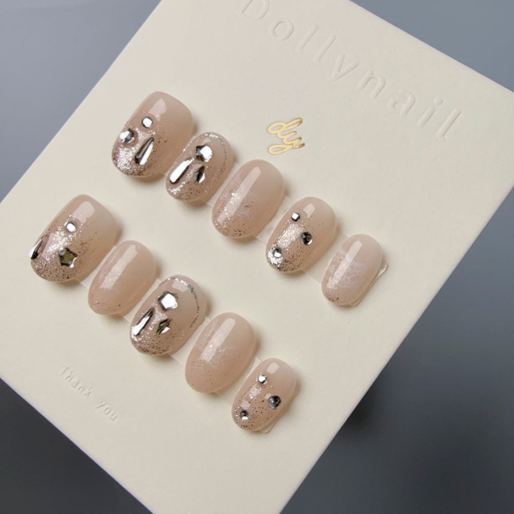 Dollynail 日常百搭精緻手工穿戴甲。Dollynail versatile handmade press-on nails for everyday wear.