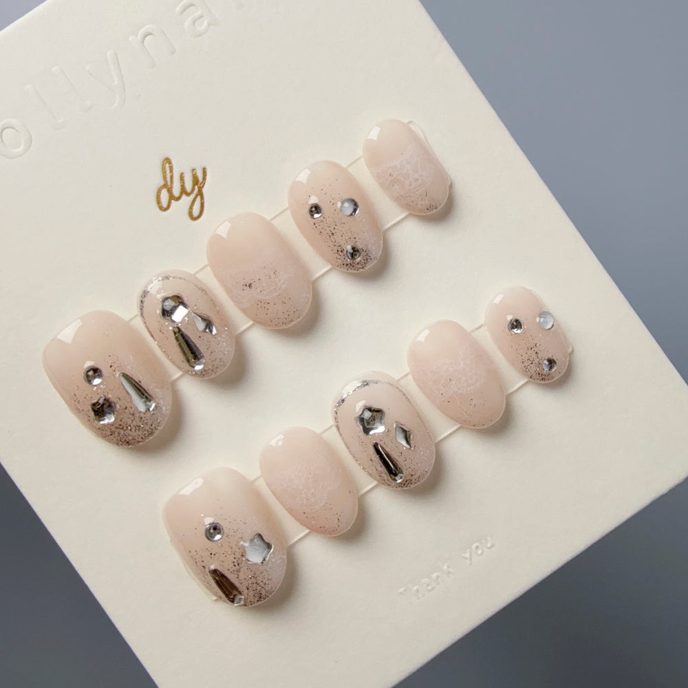 Dollynail 日常百搭精緻手工穿戴甲。Dollynail versatile handmade press-on nails for everyday wear.