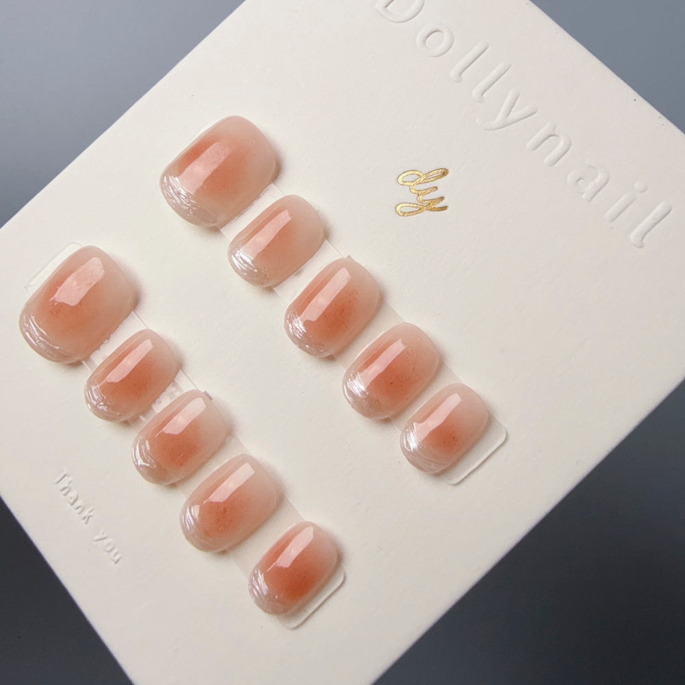Dollynail 高質感送禮首選手工穿戴甲。Dollynail premium handmade press-on nails perfect for gifting.