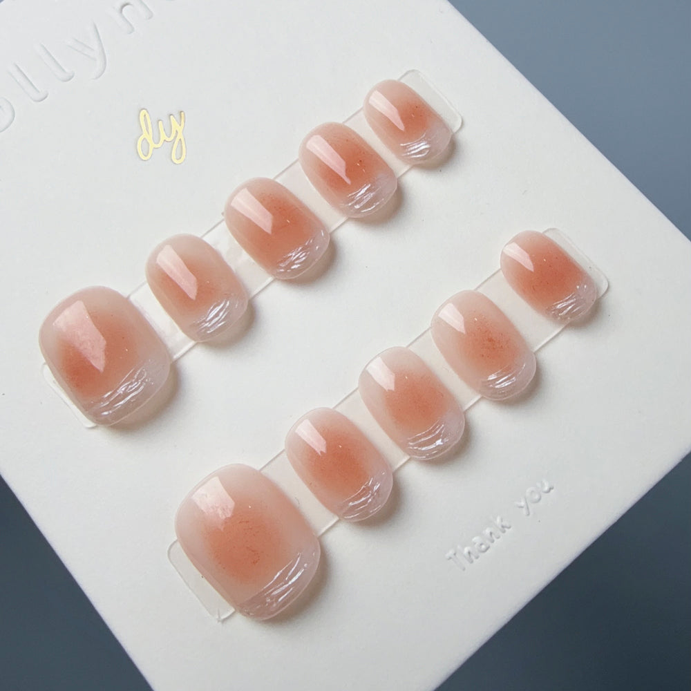 Dollynail 高質感送禮首選手工穿戴甲。Dollynail premium handmade press-on nails perfect for gifting.