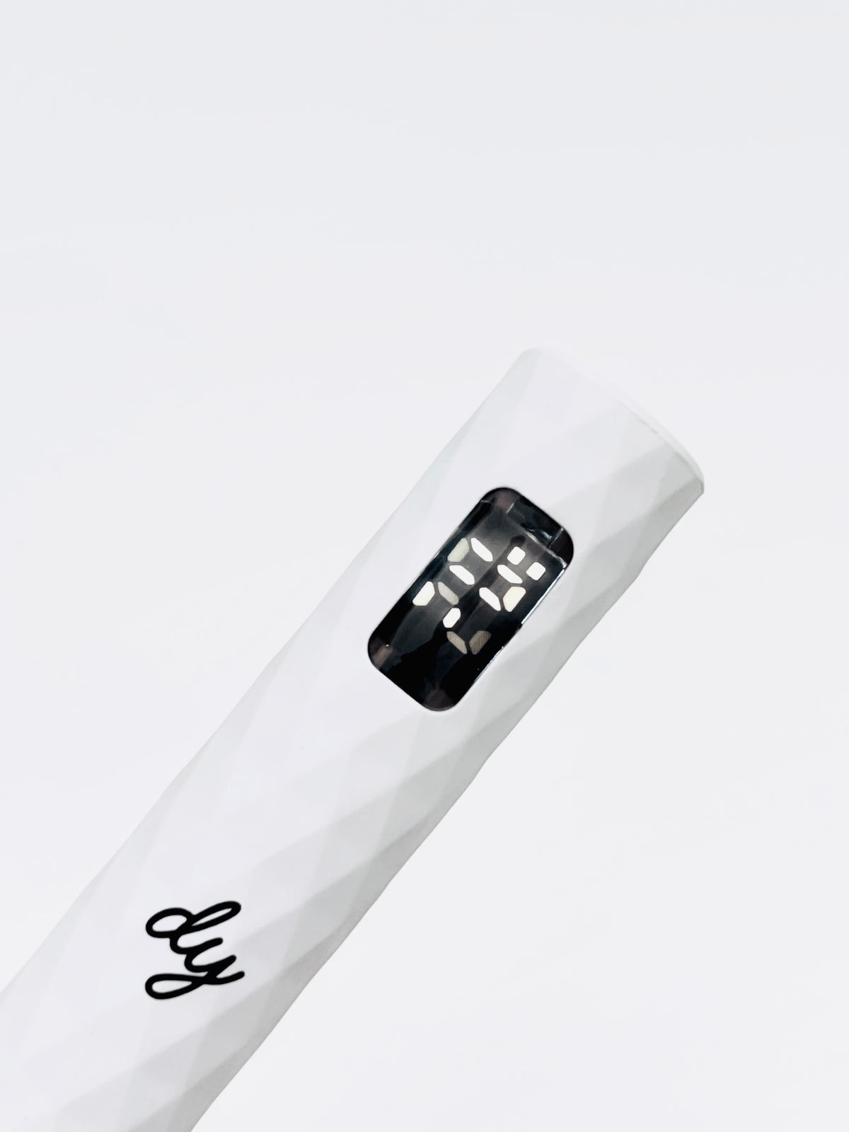 Dollynail 高質感送禮首選手工穿戴甲。Dollynail premium handmade press-on nails perfect for gifting.
