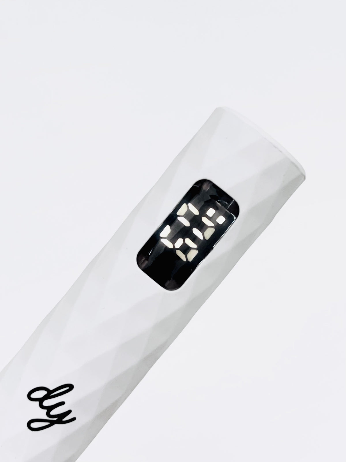 Dollynail 高質感送禮首選手工穿戴甲。Dollynail premium handmade press-on nails perfect for gifting.