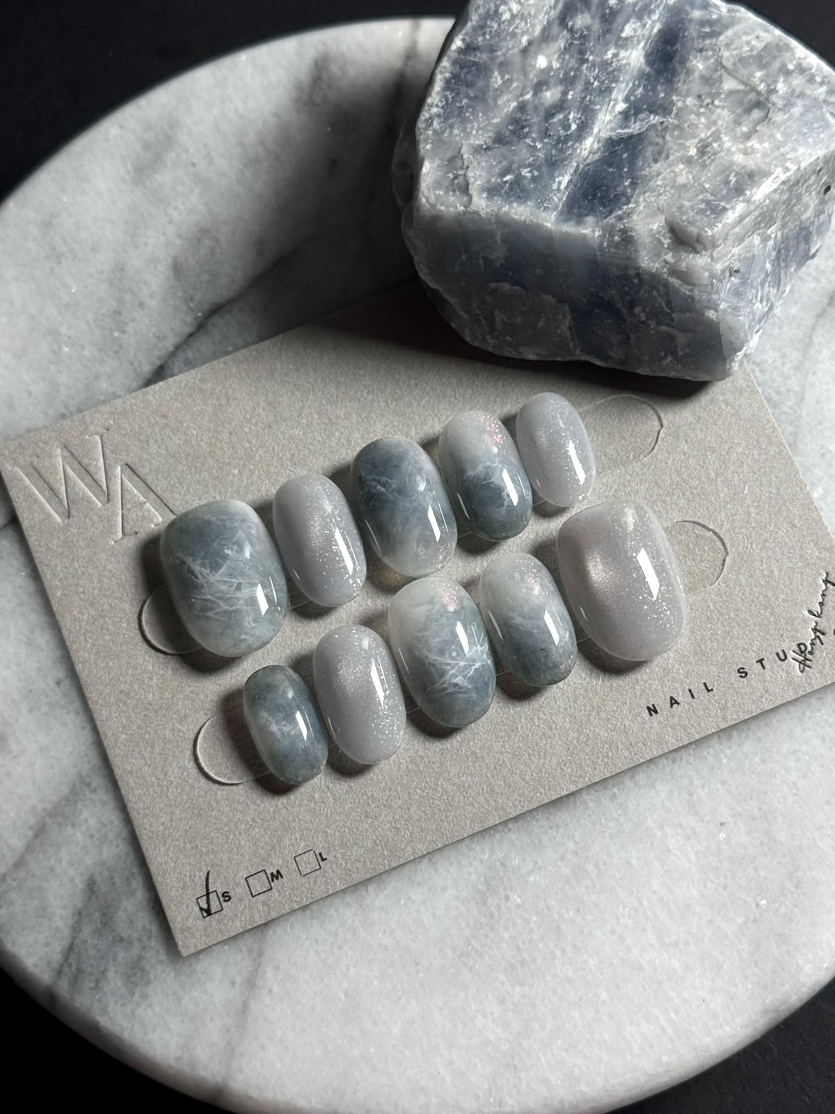 藝術級指尖美學：WA Nail Studio 礦石暈染系列穿戴甲，正式登陸 Dollynail！
