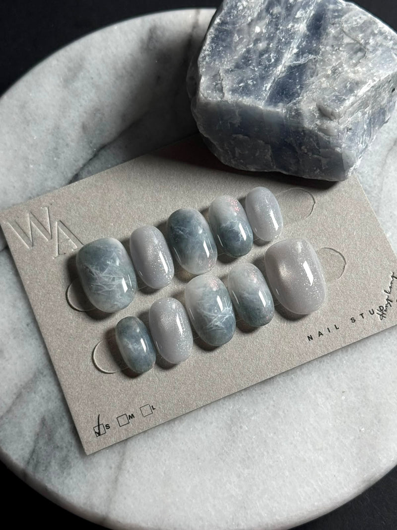 藝術級指尖美學：WA Nail Studio 礦石暈染系列穿戴甲，正式登陸 Dollynail！