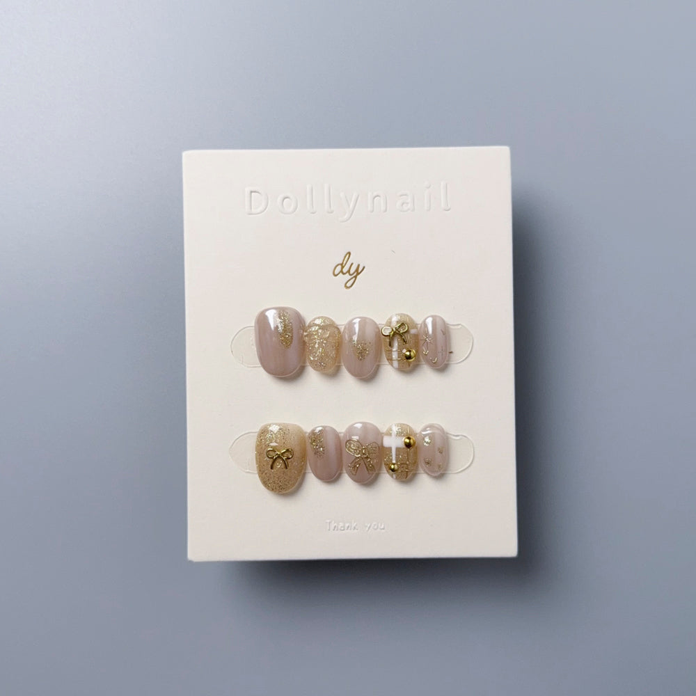 Dollynail 法式手工訂製穿戴甲成品。Dollynail premium handmade press-on nails featuring french nail art design.