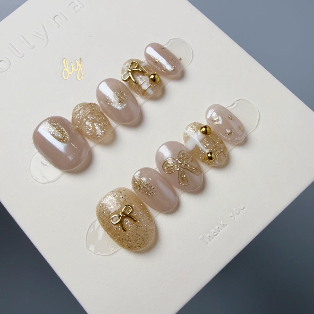 Dollynail 法式手工訂製穿戴甲成品。Dollynail premium handmade press-on nails featuring french nail art design.