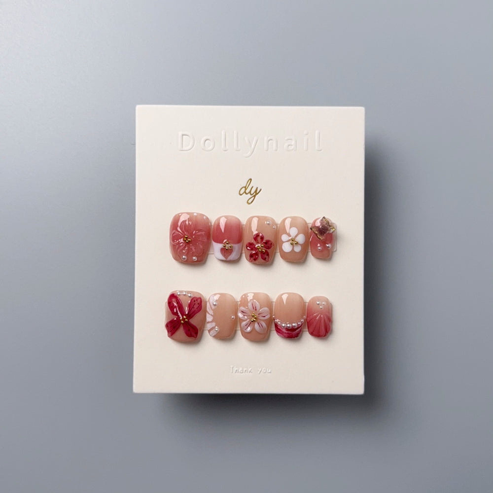 Dollynail 手工訂製穿戴甲成品，提供多款沙龍級精緻美甲設計。Dollynail premium handmade press-on nails set featuring salon-quality nail art designs.