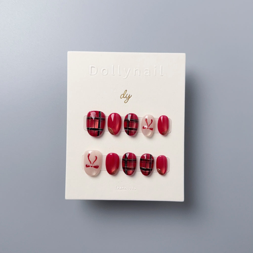 Dollynail 職人手工繪製精緻穿戴甲。Dollynail artisan hand-painted premium press-on nails.