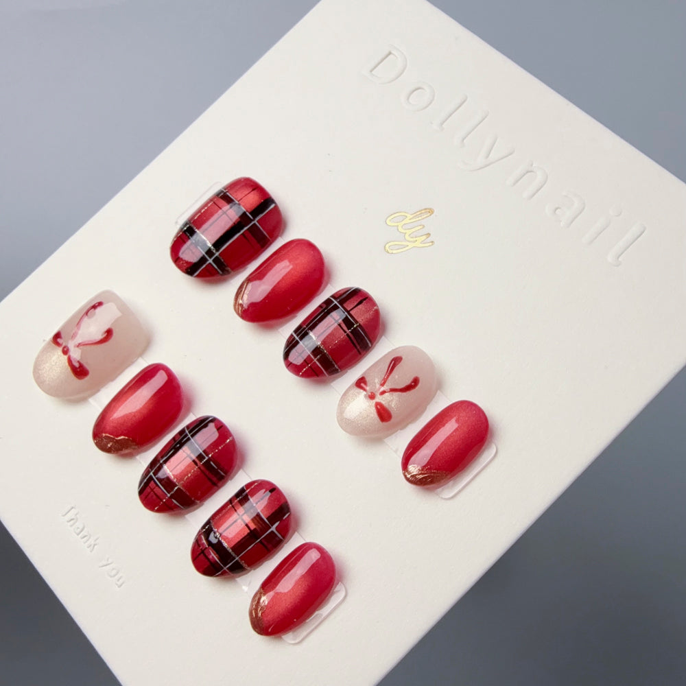 Dollynail 職人手工繪製精緻穿戴甲。Dollynail artisan hand-painted premium press-on nails.
