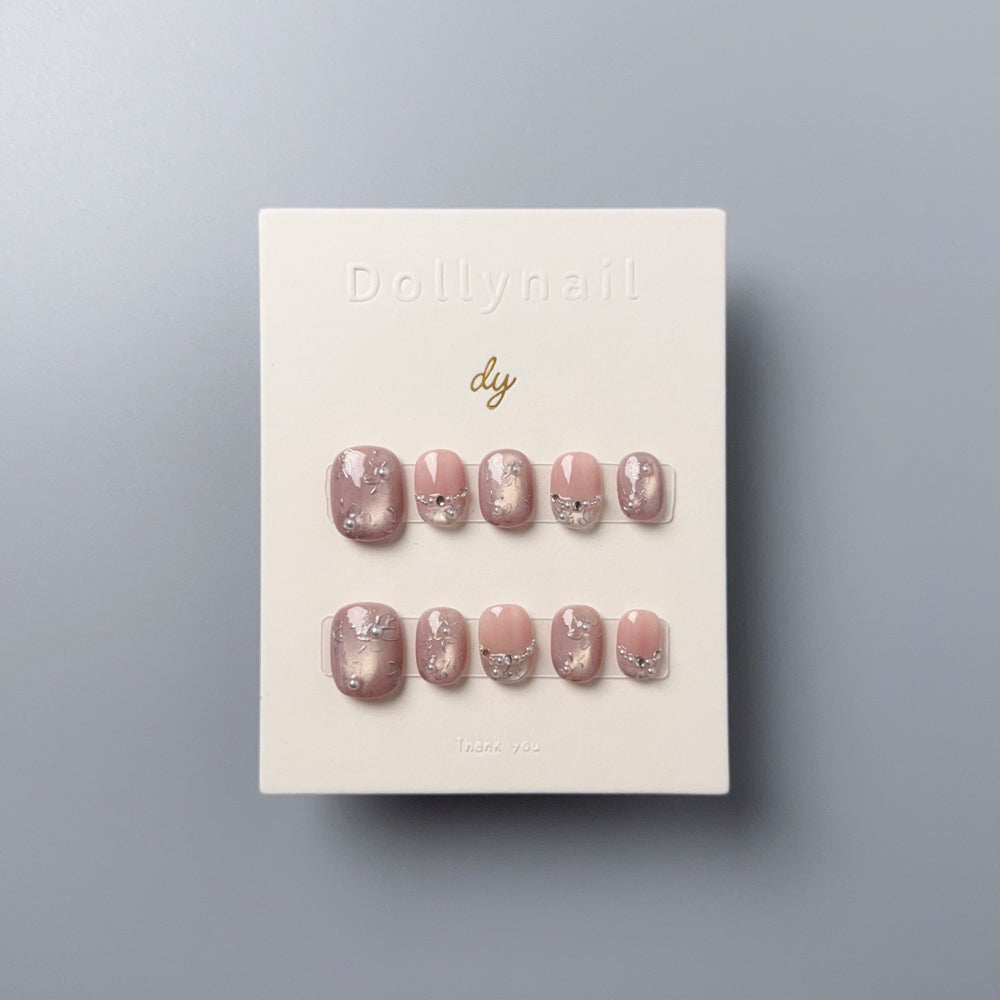 Dollynail 派對節慶焦點手工穿戴甲成品。Dollynail party and event essential premium press-on nails.