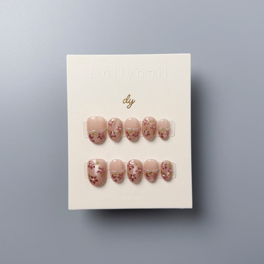 Dollynail 可重複使用手工穿戴甲成品。Dollynail reusable handmade press-on nails for multi-wear.