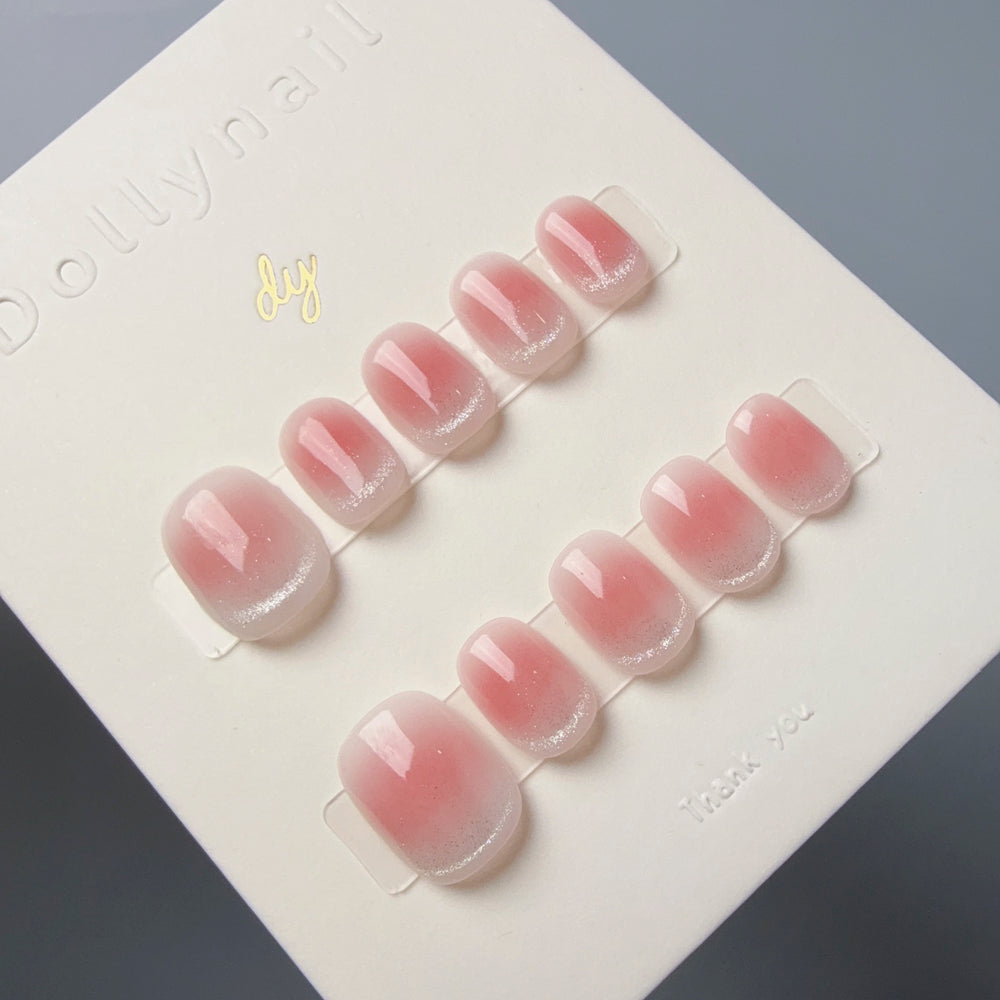 Dollynail 溫和不傷真甲手工訂製穿戴甲。Dollynail gentle and safe premium handmade press-on nails.