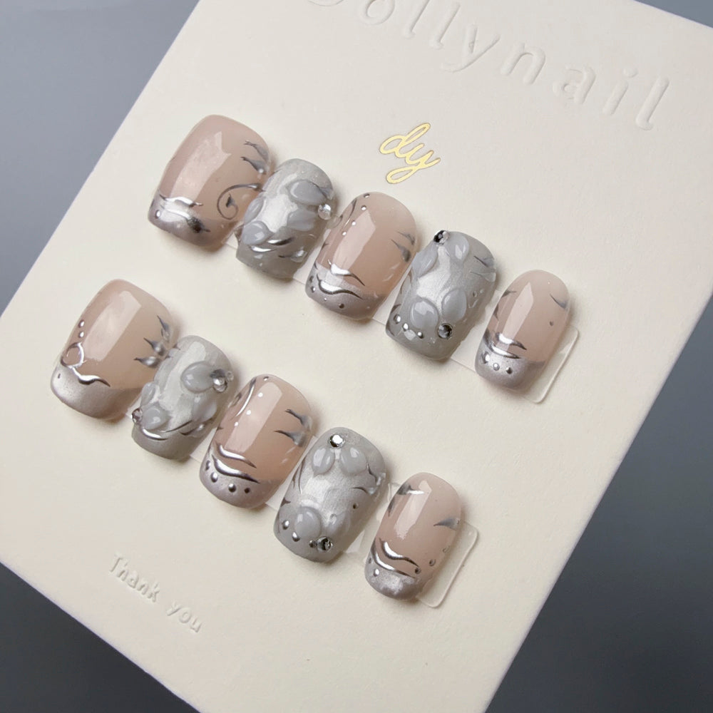 Dollynail 職人手工繪製精緻穿戴甲。Dollynail artisan hand-painted premium press-on nails.