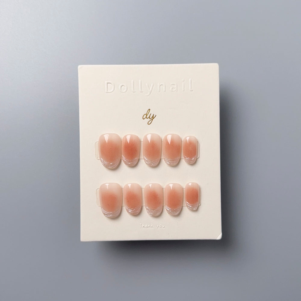 Dollynail 高質感送禮首選手工穿戴甲。Dollynail premium handmade press-on nails perfect for gifting.