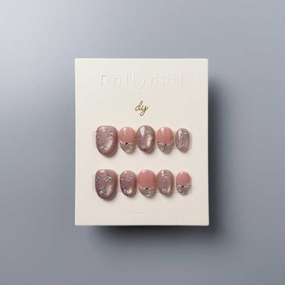 Dollynail 派對節慶焦點手工穿戴甲成品。Dollynail party and event essential premium press-on nails.