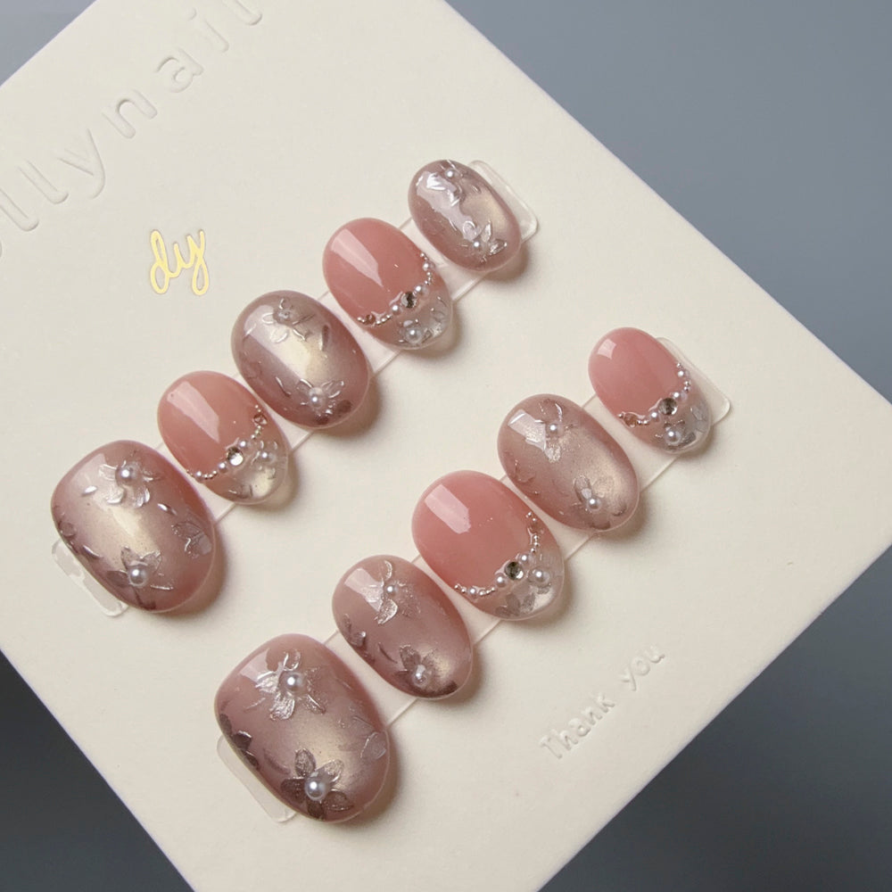 Dollynail 派對節慶焦點手工穿戴甲成品。Dollynail party and event essential premium press-on nails.