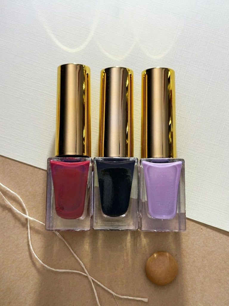 Dollynail Mizu Glow 水性指甲油全新登場！日本製 12-Free 無毒安全配方，純素零殘忍。無異味、不傷甲，敏感肌、孕婦與兒童皆可安心使用。日常塗抹即現水感通透光澤，立即選購！